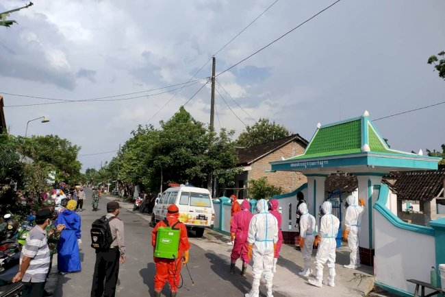 Pemakaman Jenazah dengan Menggunakan Protokol Covid-19 di Desa Ngolodono Kecamatan Karangdowo