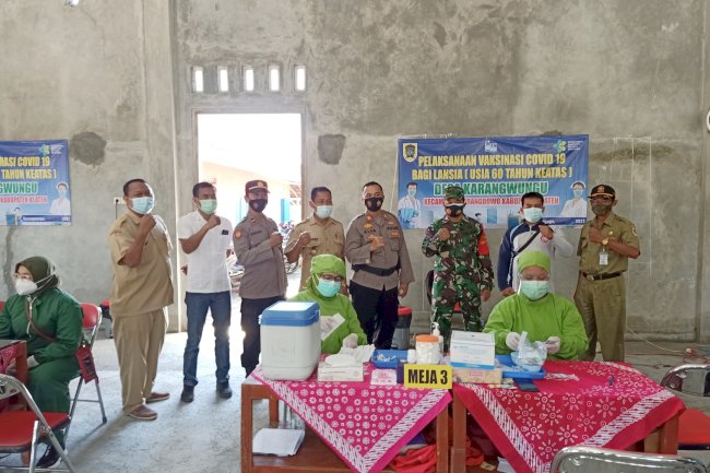 Pelaksanaan Vaksinasi Covid-19 Dosis Kedua bagi Lansia di Desa Karangwungu