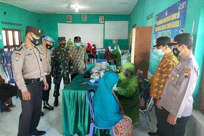 Pelaksanaan Vaksinasi Covid-19 Dosis Kedua bagi Lansia di Desa Munggung