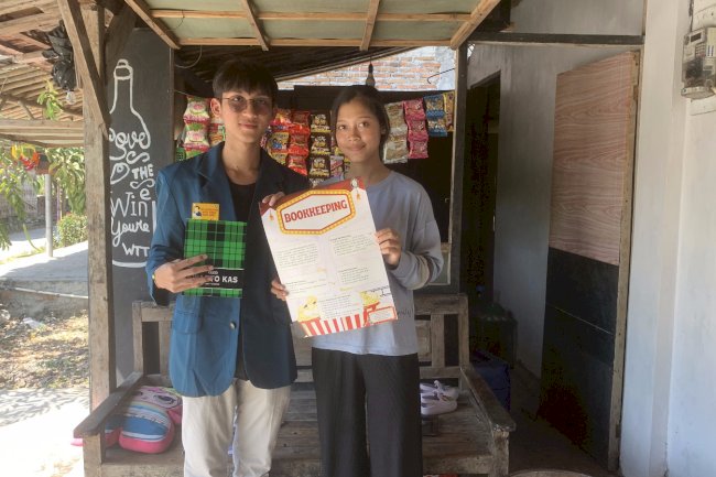 Pentingnya Pembukuan Bagi UMKM : Mahasiswa KKN UNDIP Berikan Penyuluhan dan Pelatihan Melalui Pembukuan Kas Sederhana Terhadap Toko Kelontong 