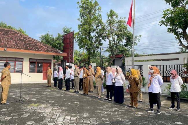 TINGKATKAN DISIPLIN KECAMATAN KARANGDOWO ADAKAN APEL RUTIN