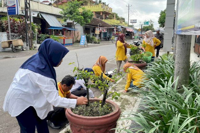BANGUN KESADARAN JAGA KEBERSIHAN LINGKUNGAN KECAMATAN KARANGDOWO ADAKAN GERAKAN JUMAT BERSIH
