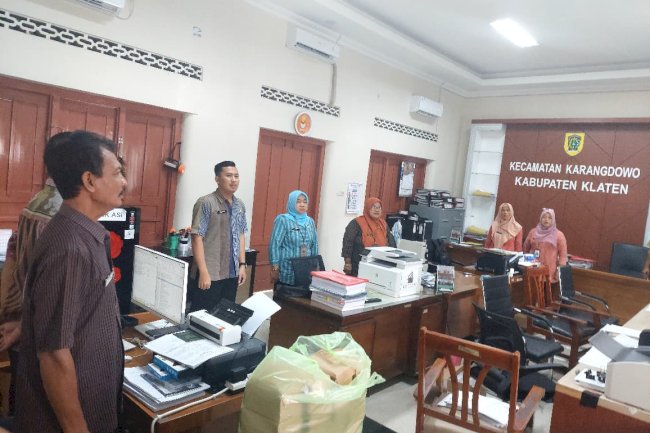 LAGU INDONESIA RAYA DI PUTAR SETIAP JAM 10 PAGI DI KECAMATAN KARANGDOWO