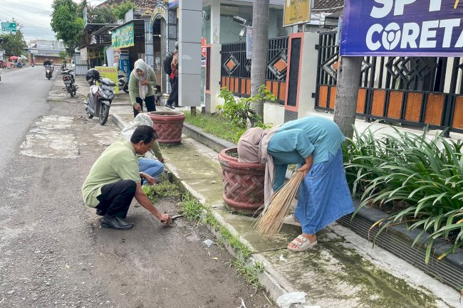 TETAP UTAMAKAN LAYANAN PUBLIK KECAMATAN KARANGDOWO ADAKAN GERAKAN  KEBERSIHAN