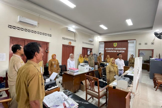 TAMU IKUT MENYANYIKAN LAGU INDONESIA RAYA DI KECAMATAN KARANGDOWO