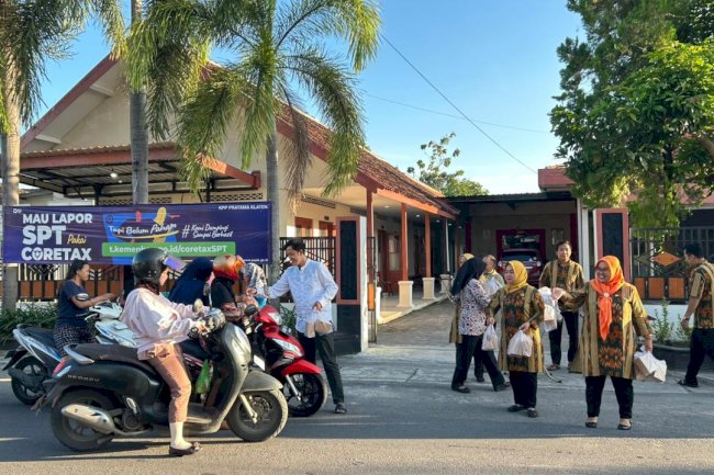 “ KARANGDOWO BERBAGI “  PKK DAN SELURUH PEGAWAI KOMPAK BAGIKAN  TAKJIL RAMADHAN