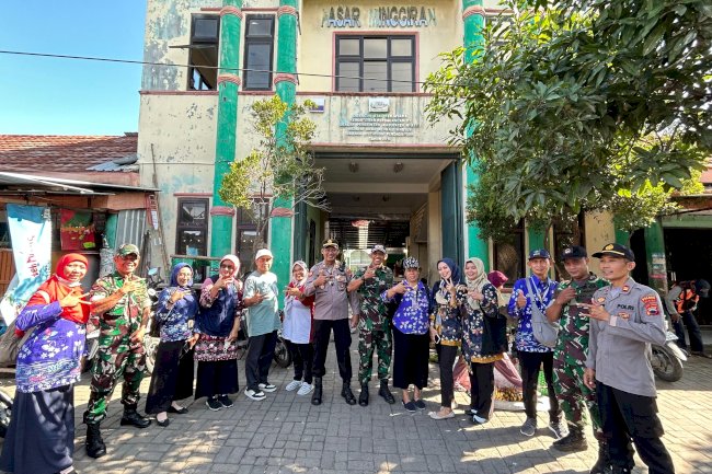 ANTISIPASI PANGAN KEDALUWARSA TIM GABUNGAN KECAMATAN KARANGDOWO SIDAK PASAR DAN PERTOKOAN