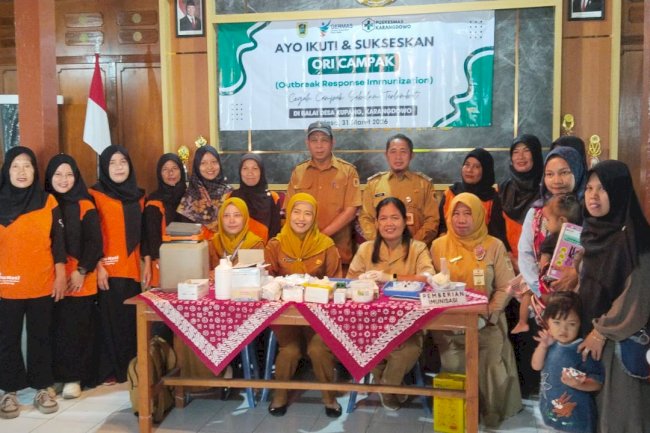 CAMAT MONITORING PELAKSANAAN IMUNISASI ORI CAMPAK DI DESA KUPANG KARANGDOWO