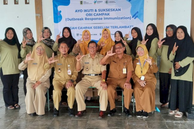 CAMAT PANTAU LANGSUNG PELAKSANAAN IMUNISASI ORI CAMPAK DI DESA TEGALAMPEL