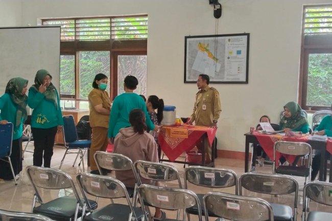 CAMAT KUNJUNGI  LANGSUNG PELAKSANAAN IMUNISASI ORI CAMPAK DI DESA KARANGTALUN