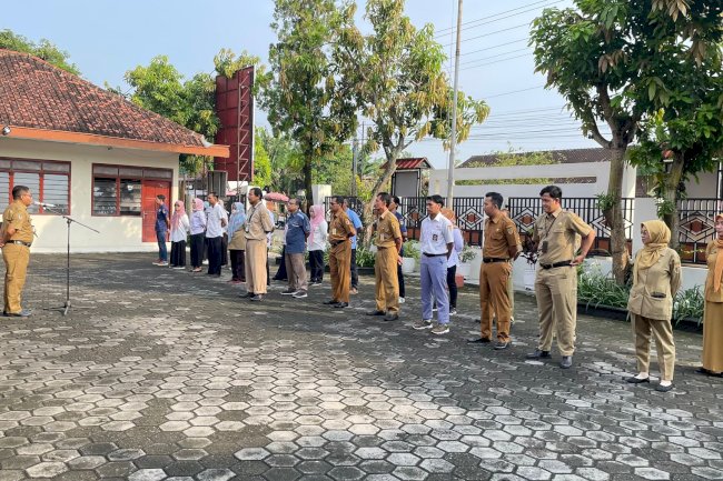 “KARANGDOWO BERSEDEKAH “ USAI APEL PAGI PARA PEGAWAI KUMPULKAN SEDEKAH UNTUK MASYARAKAT