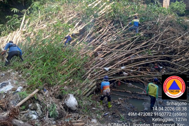 RELAWAN DAN APARAT KARANGDOWO GERAK CEPAT GOTONG ROYONG PENANGANAN PASCA BANKIR 