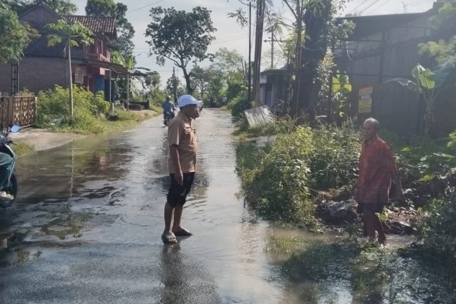 CAMAT DAN RELAWAN GERAK CEPAT LANGSUNG TINJAU LOKASI BANJIR DI KARANGDOWO
