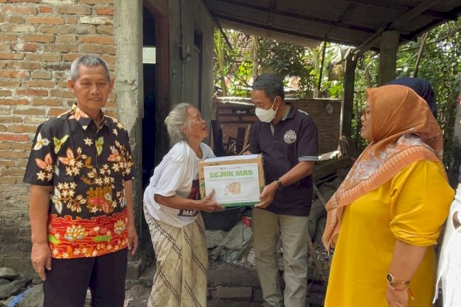 SEJUK MAS ( Sedekah Jum’at Untuk Masyarakat ) KECAMATAN KARANGDOWO PEDULI BAGIKAN SEDEKAH  BAGI MASYARAKAT SEKITAR