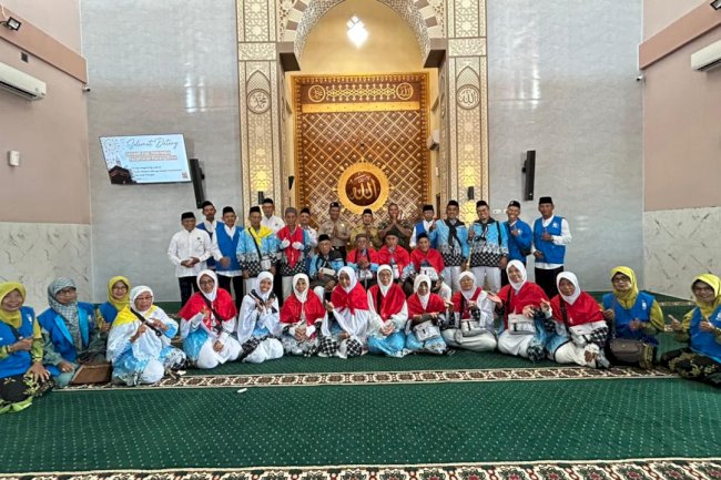 CAMAT KARANGDOWO PIMPIN PEMBERANGKATAN CALON JAMAAH HAJI  TAHUN 2026