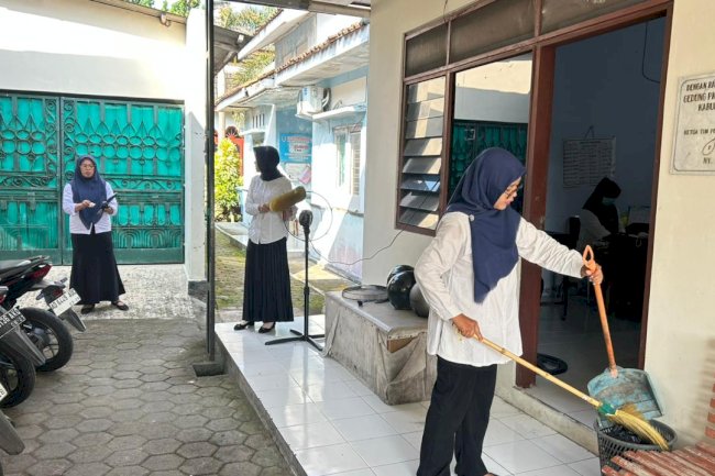 “ JUM’AT ASRI “  KECAMATAN KARANGDOWO JAGA KEBERSIHAN LINGKUNGAN DENGAN GERAKAN GOTONG ROYONG