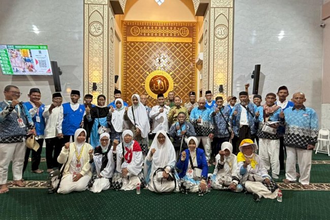 CAMAT KARANGDOWO SAMBUT KEPULANGAN JAMAAH HAJI