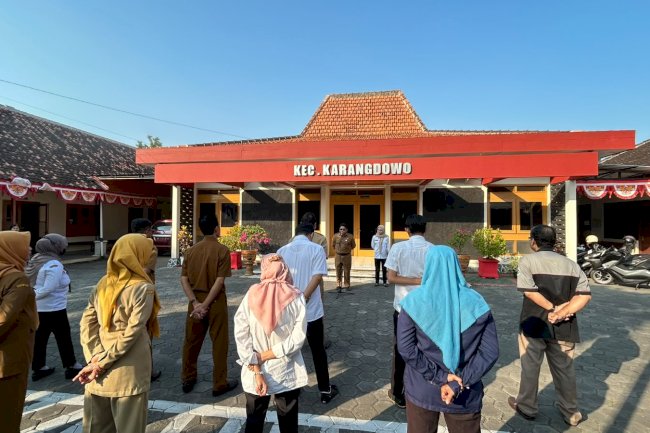 KECAMATAN KARANGDOWO EVALUASI KINERJA DAN INGATKAN INTEGRITAS PEGAWAI PADA SAAT APEL PAGI