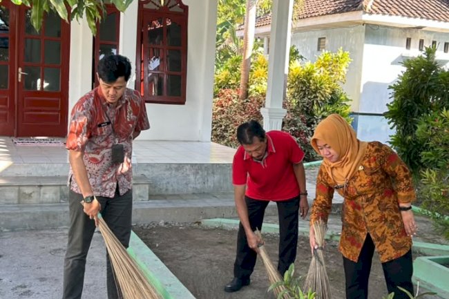 JUMAT ASRI : KECAMATAN KARANGDOWO ADAKAN GERAKAN KEBERSIHAN LINGKUNGAN 