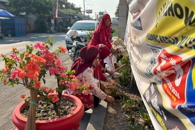 JAGA KEBERSIHAN LINGKUNGAN KANTOR KECAMATAN KARANGDOWO RUTIN LAKSANAKAN GERAKAN JUMAT BERSIH