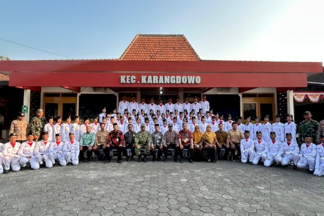 SIAP MENGEMBAN AMANAH PENGIBAR SANG MERAH PUTIH PASKIBRAKA KECAMATAN KARANGDOWO DIKUKUHKAN