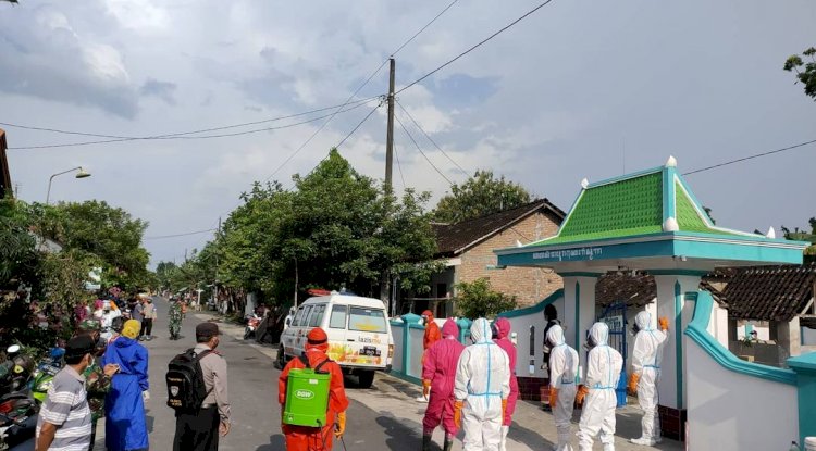 Pemakaman Jenazah dengan Menggunakan Protokol Covid-19 di Desa Ngolodono Kecamatan Karangdowo