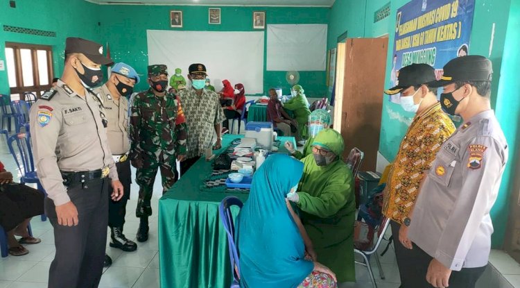 Pelaksanaan Vaksinasi Covid-19 Dosis Kedua bagi Lansia di Desa Munggung