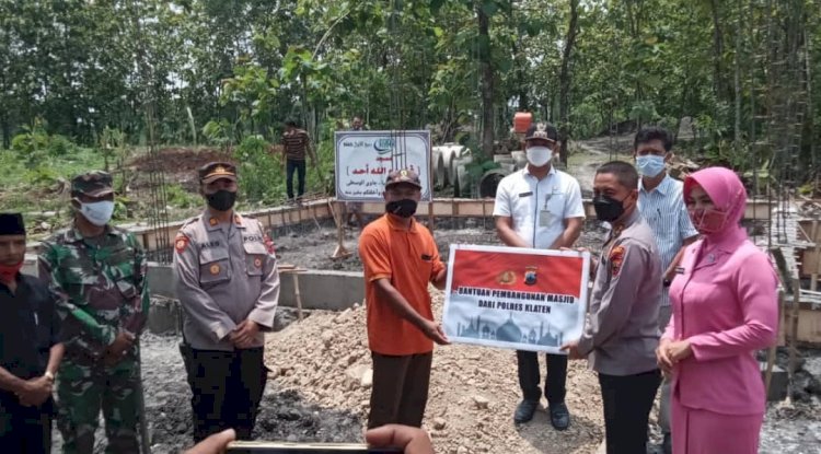 Camat Karangdowo Mendampingi Kapolres Klaten Memberikan Bantuan Pembangunan Masjid di Desa Ringinputih Kec. Karangdowo
