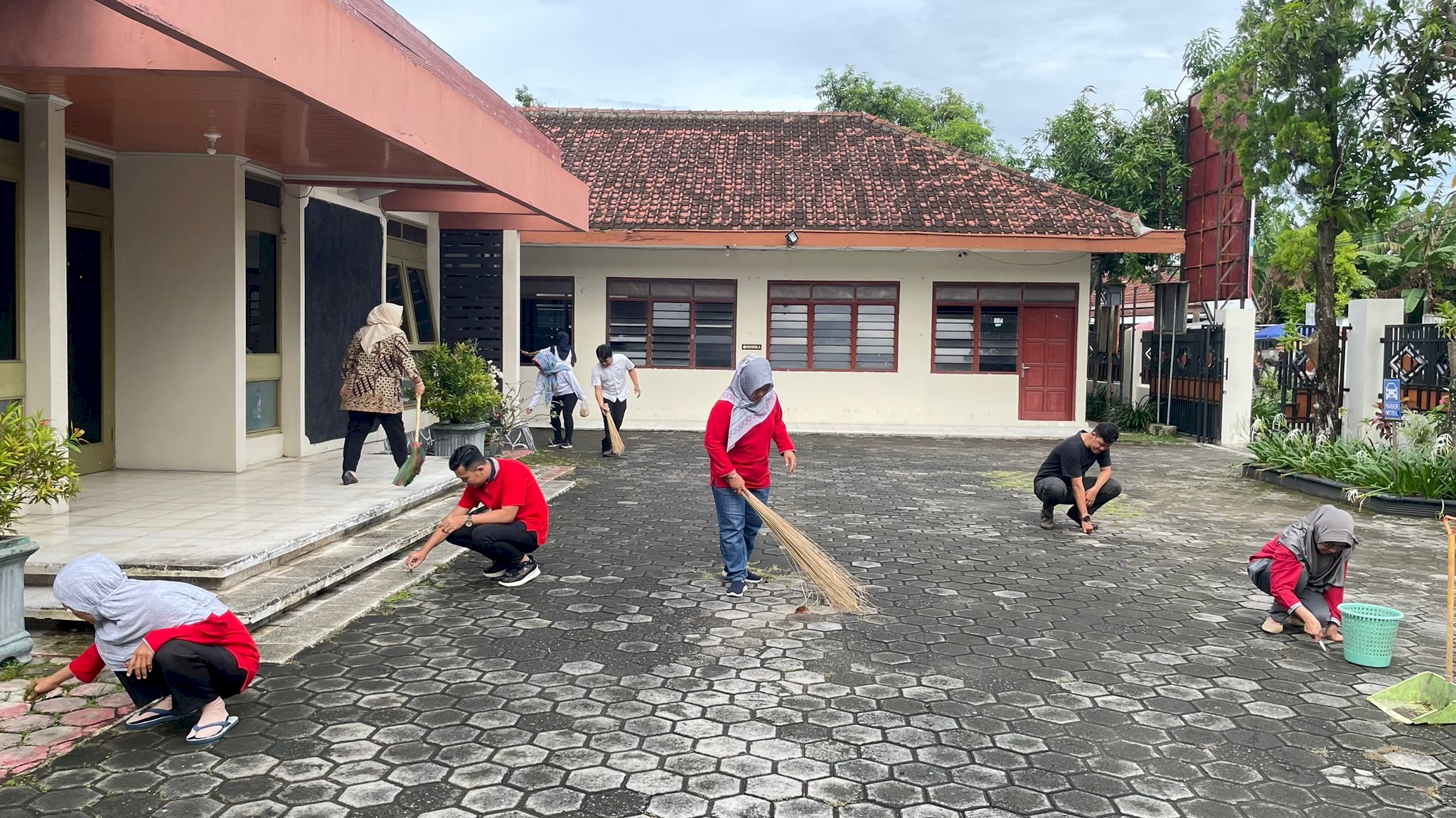 WUJUDKAN INDONESIA ASRI KARANGDOWO KERJA BAKTI SERENTAK