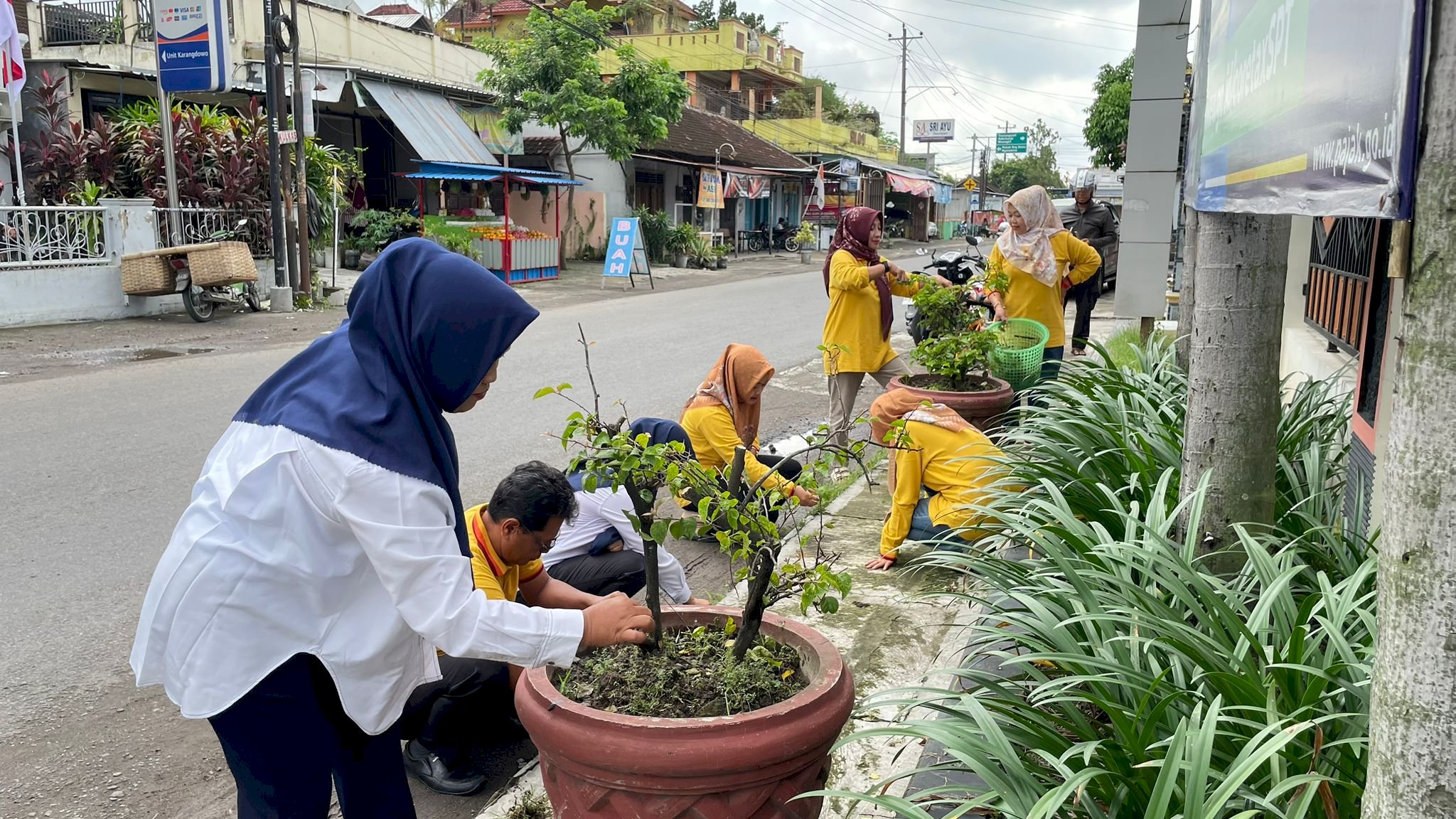 BANGUN KESADARAN JAGA KEBERSIHAN LINGKUNGAN KECAMATAN KARANGDOWO ADAKAN GERAKAN JUMAT BERSIH