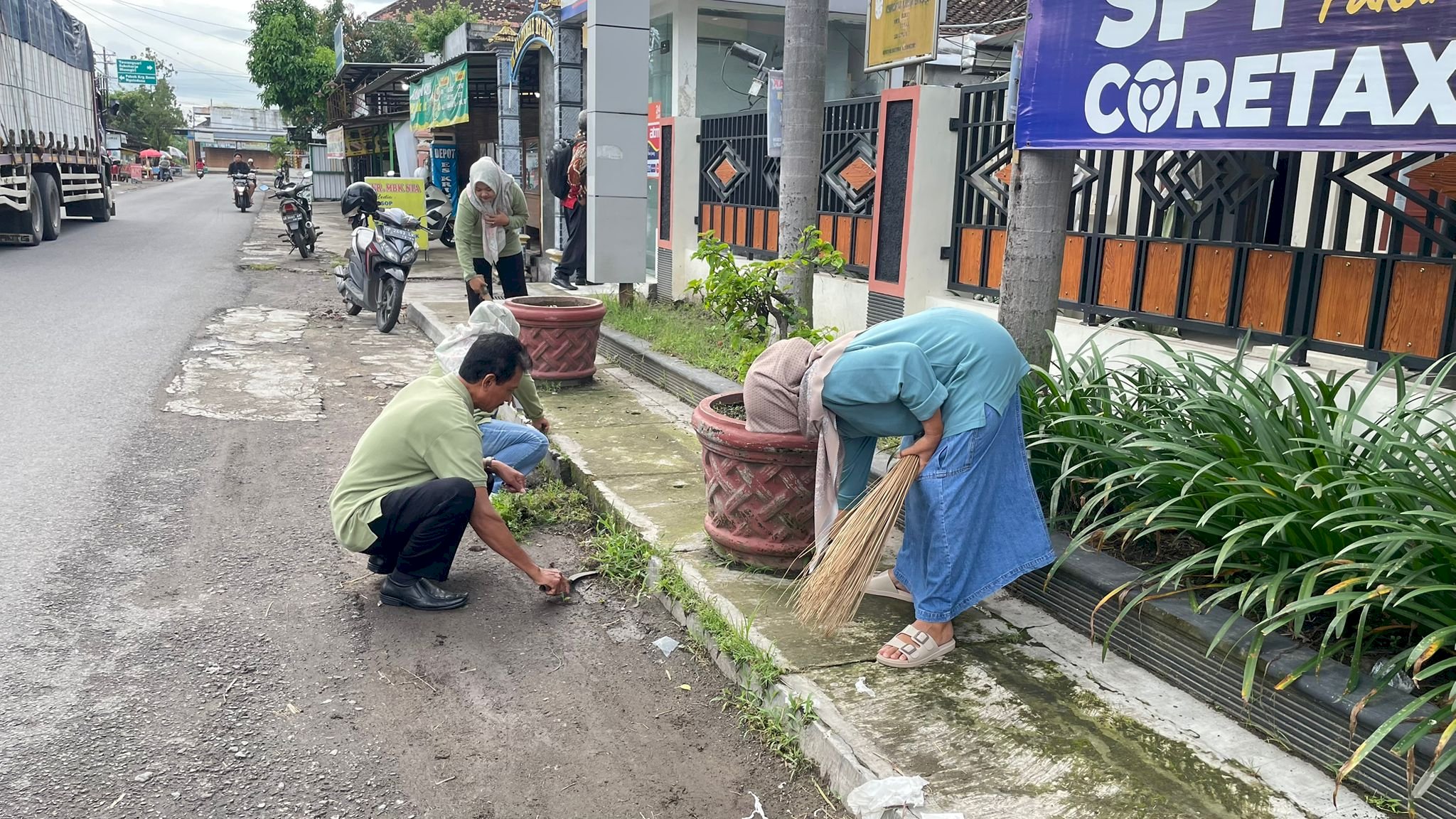 TETAP UTAMAKAN LAYANAN PUBLIK KECAMATAN KARANGDOWO ADAKAN GERAKAN  KEBERSIHAN