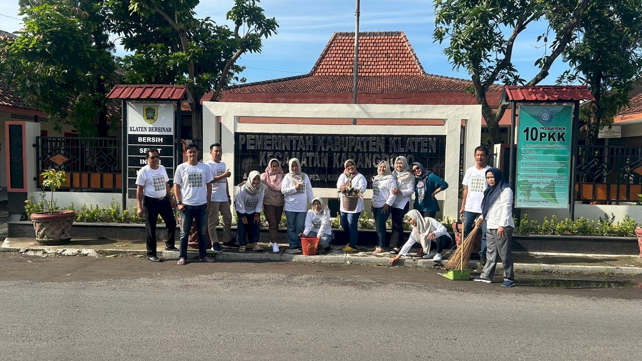 DUKUNG PROGRAM NASIONAL KARANGDOWO ADAKAN  GERAKAN ASRI LINGKUNGAN KANTOR