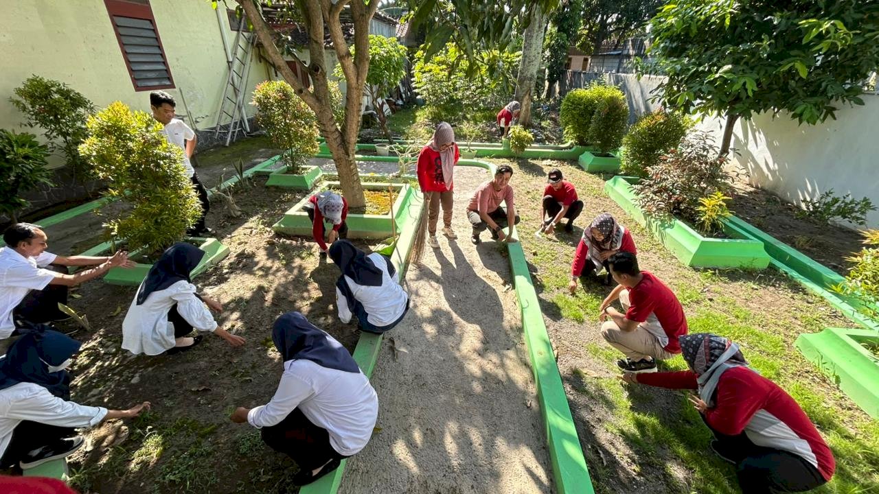 WUJUDKAN LINGKUNGAN ASRI SELURUH PEGAWAI KECAMATAN KARANGDOWO LAKSANAKAN AKSI KEBERSIHAN