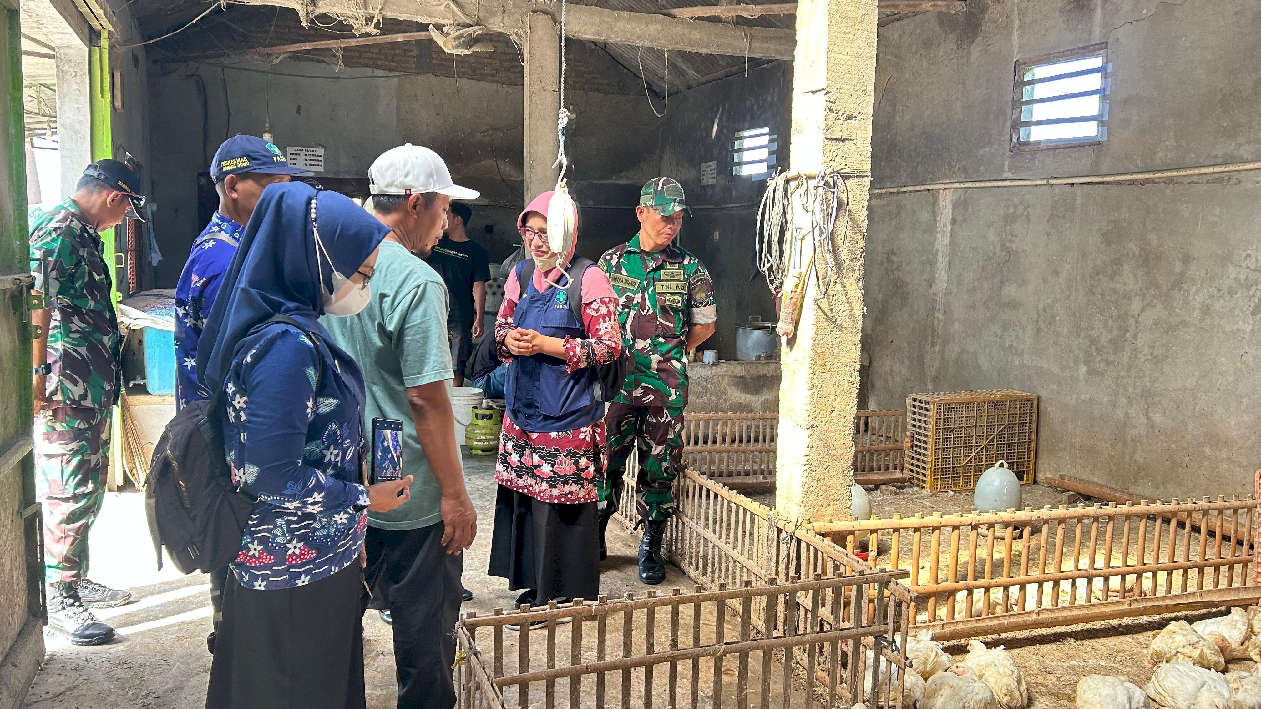 CAMAT KARANGDOWO PIMPIN  SIDAK PASAR HINGGA RPH PASTIKAN KUALITAS AMAN UNTUK KONSUMSI