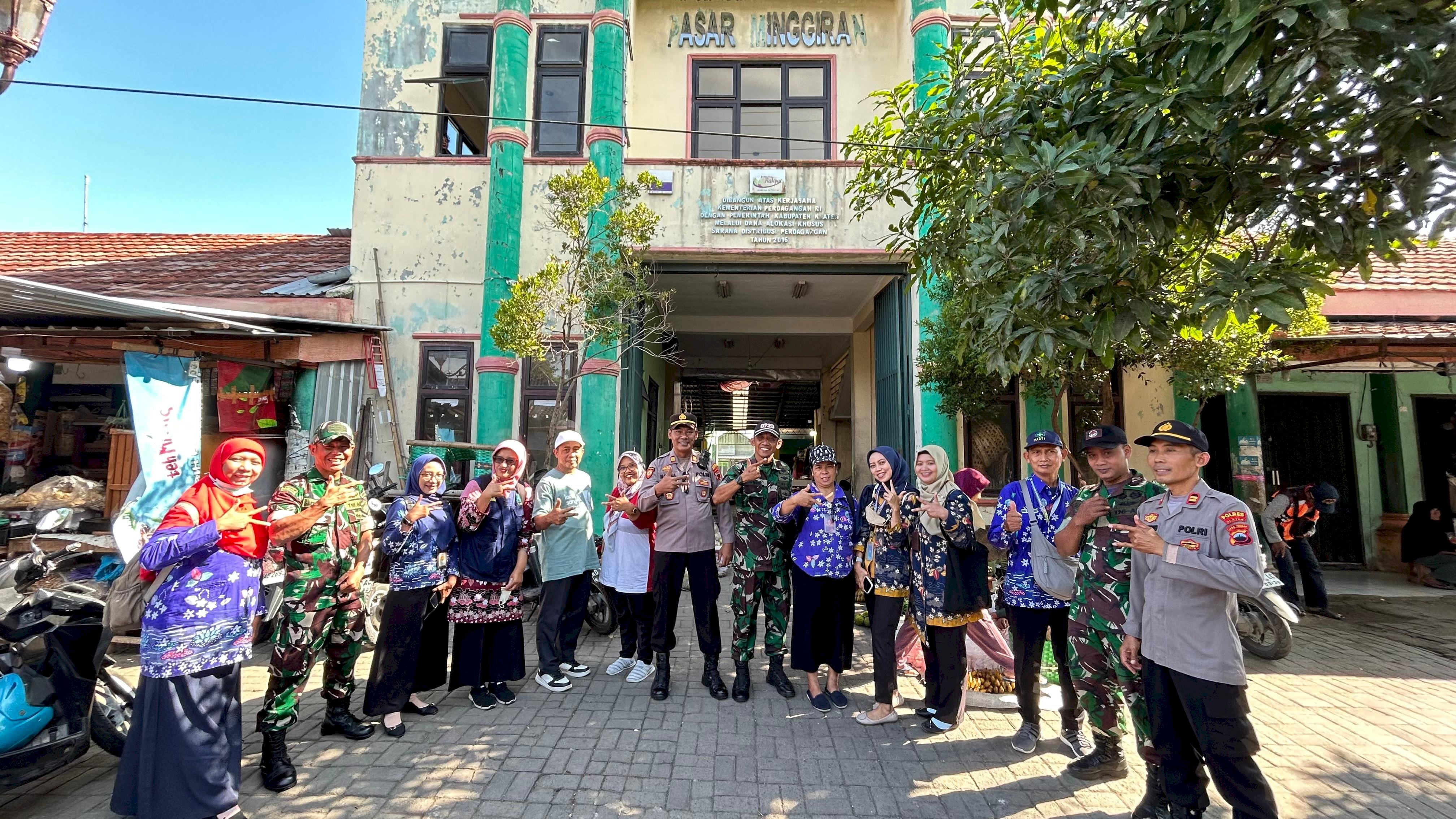 ANTISIPASI PANGAN KEDALUWARSA TIM CAMAT KARANGDOWO SIDAK PASAR DAN PERTOKOAN