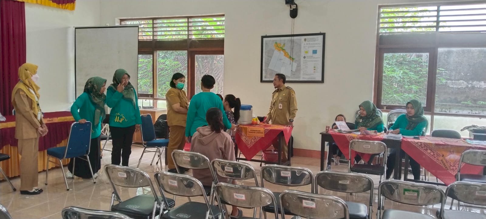CAMAT KUNJUNGI  LANGSUNG PELAKSANAAN IMUNISASI ORI CAMPAK DI DESA KARANGTALUN