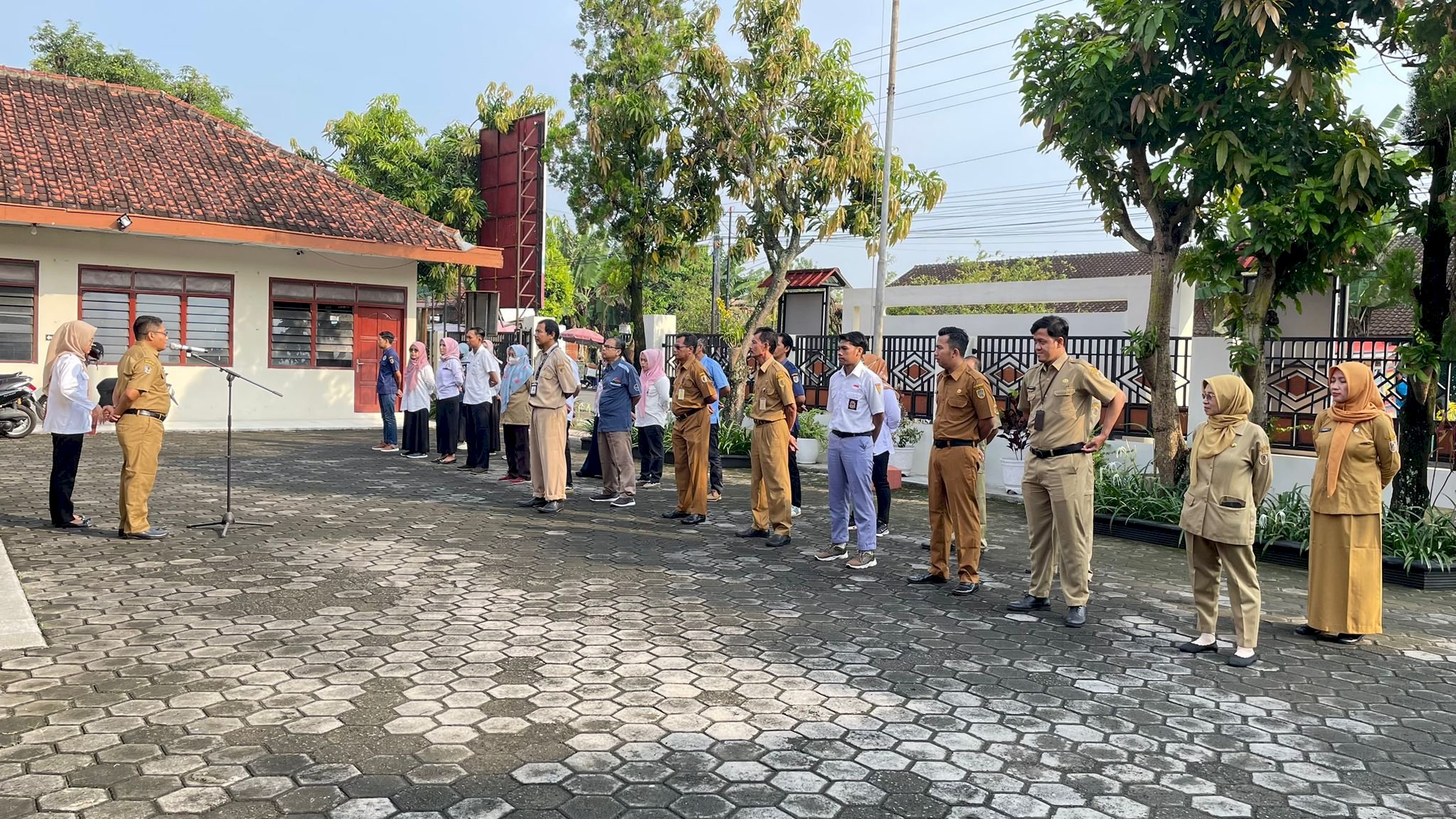 “KARANGDOWO BERSEDEKAH “ USAI APEL PAGI PARA PEGAWAI KUMPULKAN SEDEKAH UNTUK MASYARAKAT