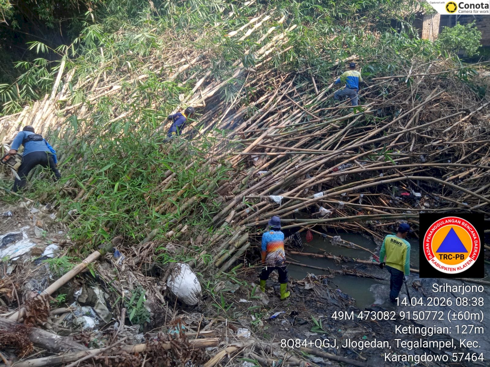 RELAWAN DAN APARAT KARANGDOWO GERAK CEPAT GOTONG ROYONG PENANGANAN PASCA BANKIR 