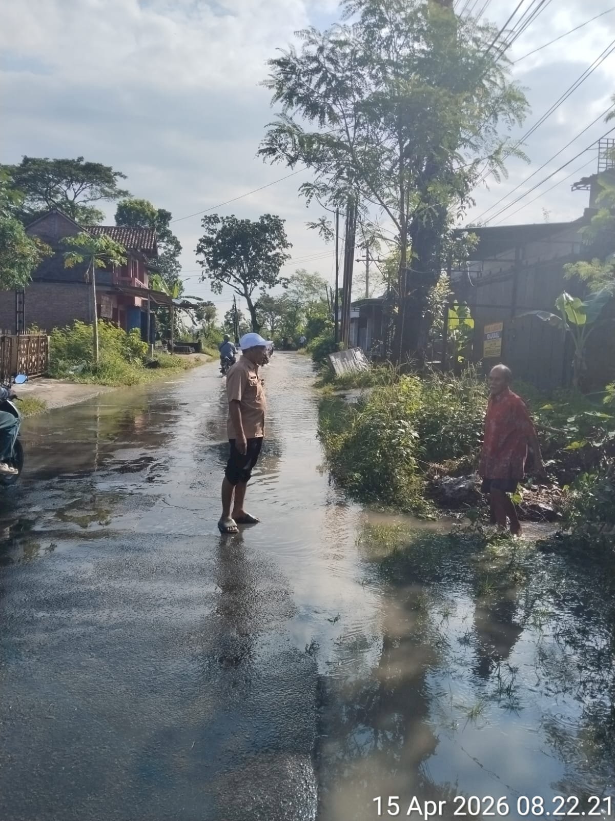 CAMAT DAN RELAWAN GERAK CEPAT LANGSUNG TINJAU LOKASI BANJIR DI KARANGDOWO