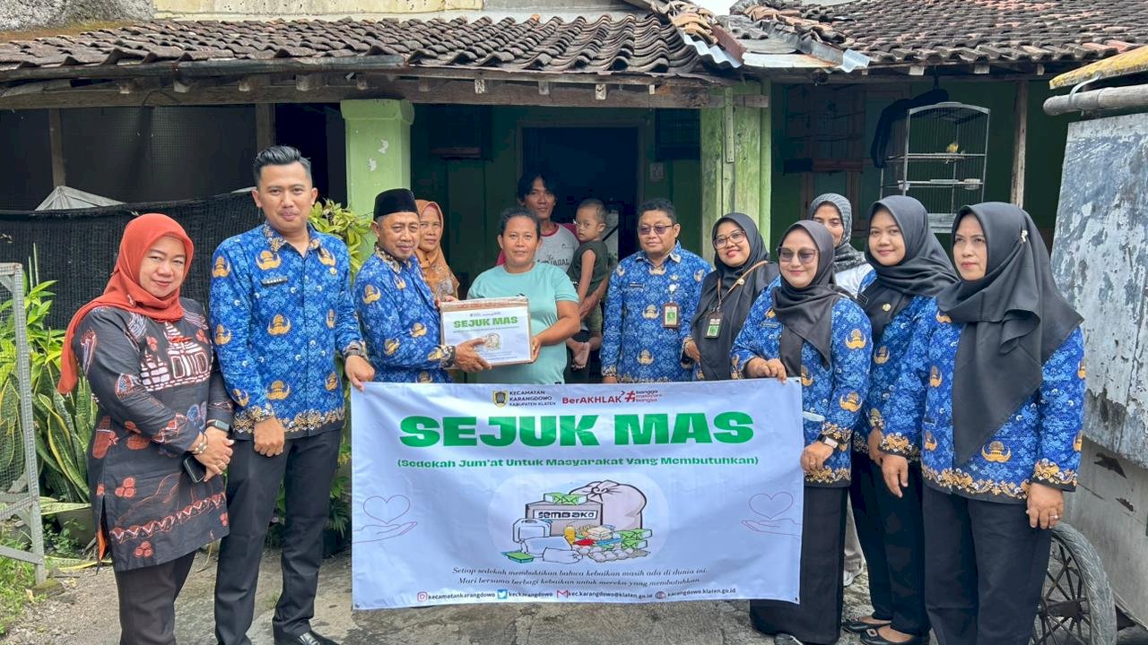 SEDEKAH UNTUK MASYARAKAT DARI PEGAWAI KECAMATAN KARANGDOWO