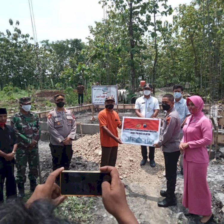 Camat Karangdowo Mendampingi Kapolres Klaten Memberikan Bantuan Pembangunan Masjid di Desa Ringinputih Kec. Karangdowo
