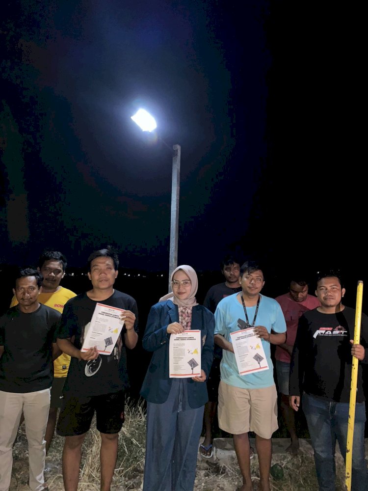 Terang di Desa: Penerapan Lampu Jalan Panel Surya di Desa Demangan