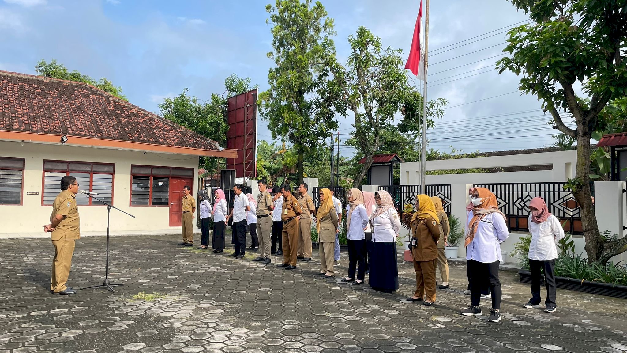 TINGKATKAN DISIPLIN KECAMATAN KARANGDOWO ADAKAN APEL RUTIN