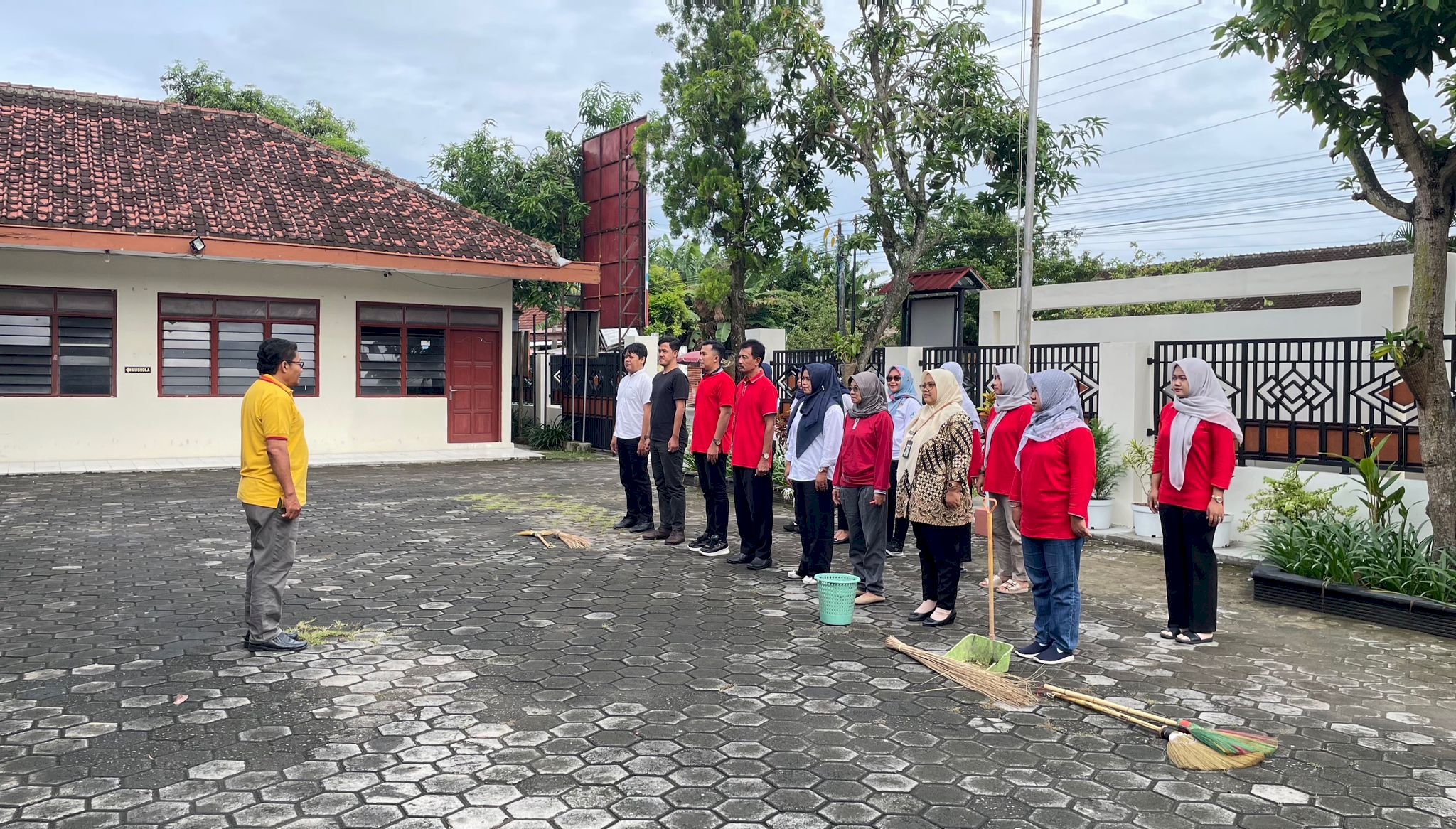 WUJUDKAN INDONESIA ASRI KARANGDOWO KERJA BAKTI SERENTAK