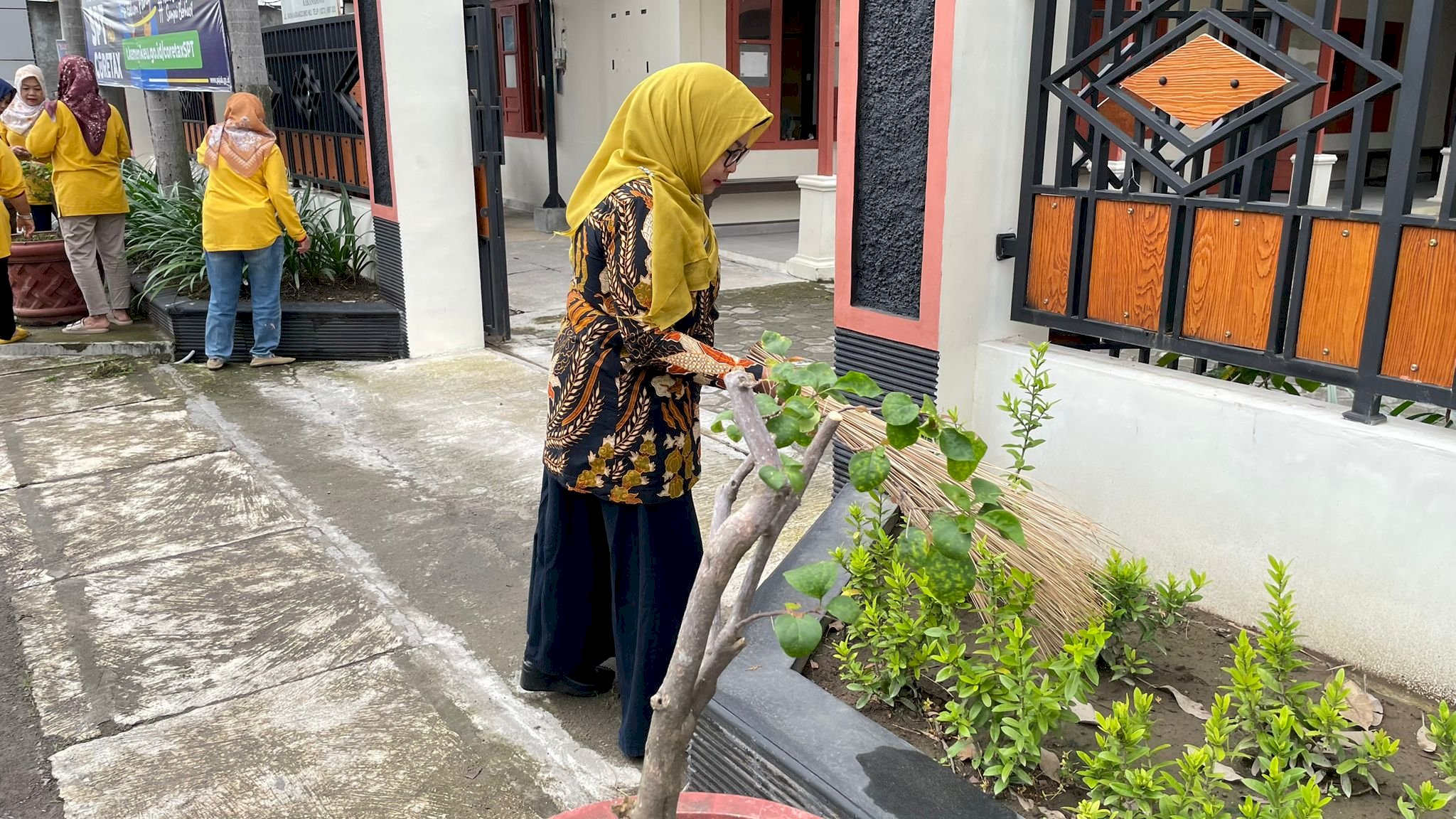 BANGUN KESADARAN JAGA KEBERSIHAN LINGKUNGAN KECAMATAN KARANGDOWO ADAKAN GERAKAN JUMAT BERSIH