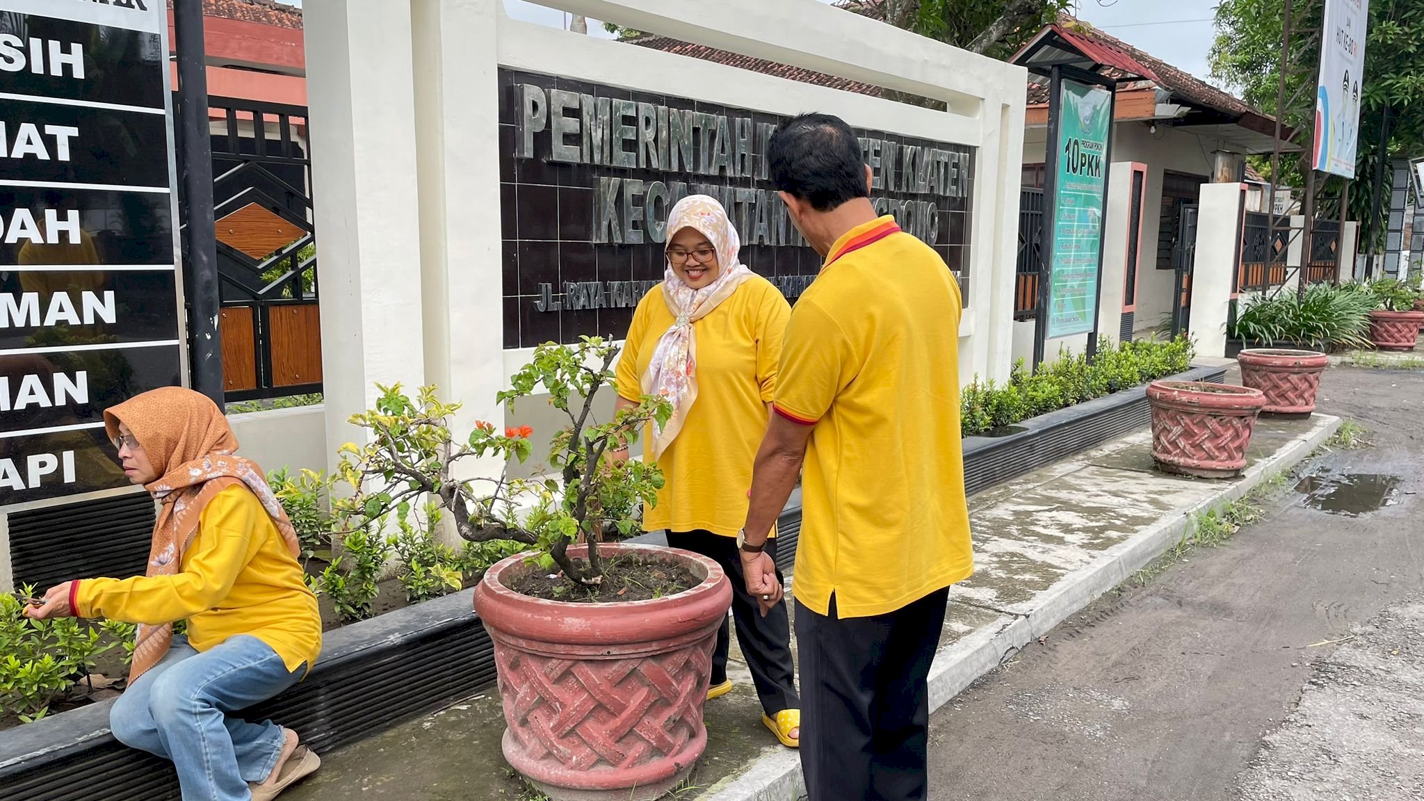 BANGUN KESADARAN JAGA KEBERSIHAN LINGKUNGAN KECAMATAN KARANGDOWO ADAKAN GERAKAN JUMAT BERSIH