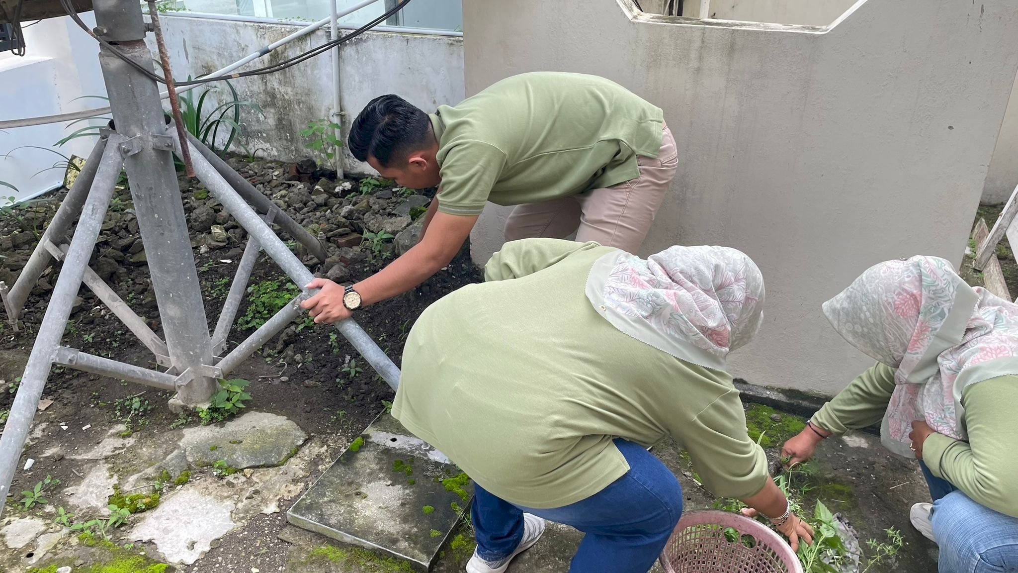 TETAP UTAMAKAN LAYANAN PUBLIK KECAMATAN KARANGDOWO ADAKAN GERAKAN  KEBERSIHAN