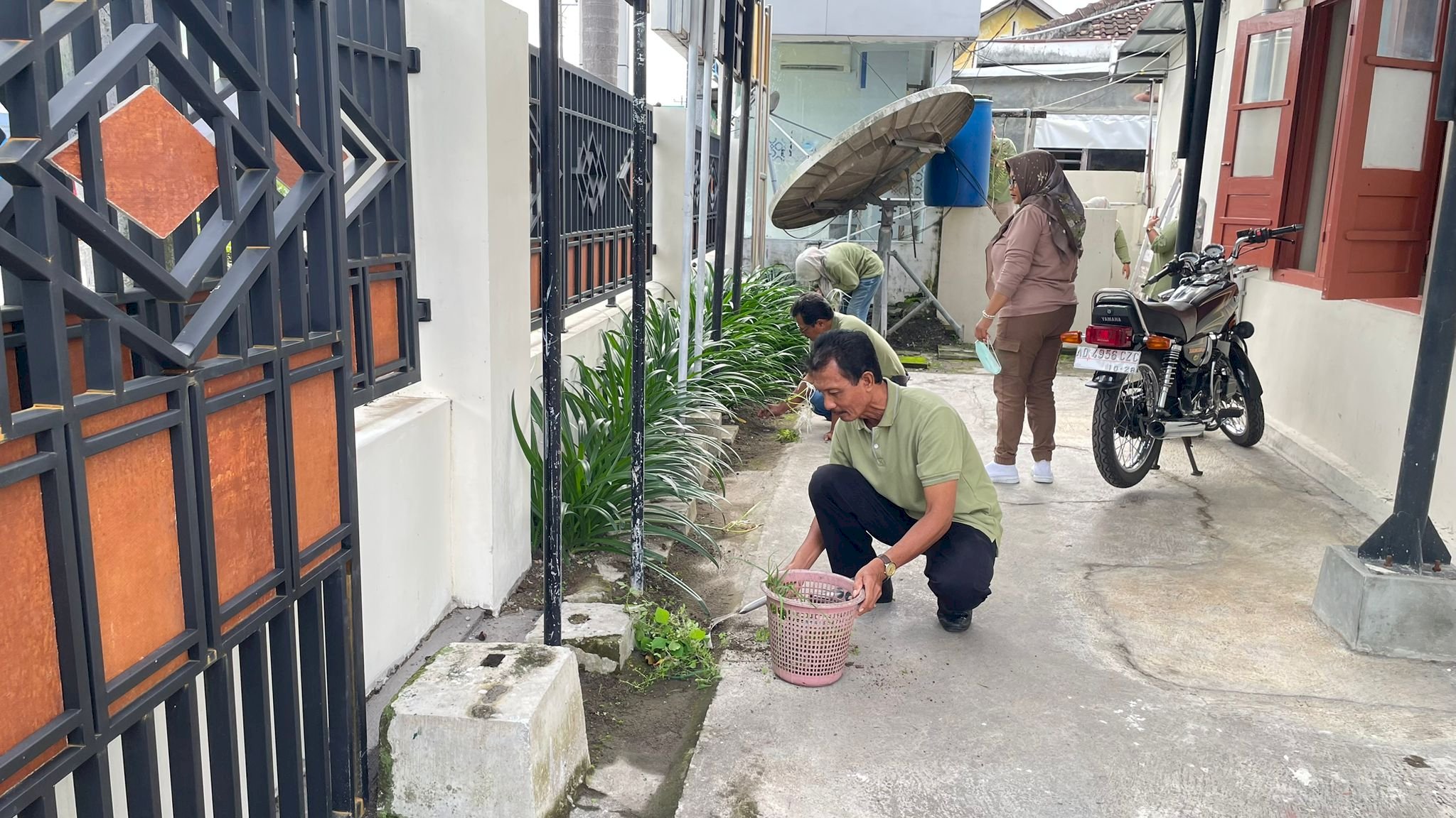 TETAP UTAMAKAN LAYANAN PUBLIK KECAMATAN KARANGDOWO ADAKAN GERAKAN  KEBERSIHAN