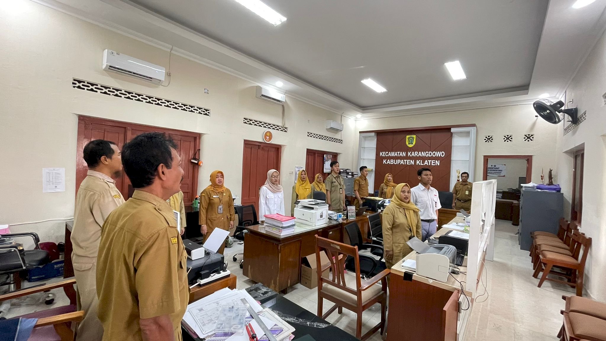 TAMU IKUT MENYANYIKAN LAGU INDONESIA RAYA DI KECAMATAN KARANGDOWO