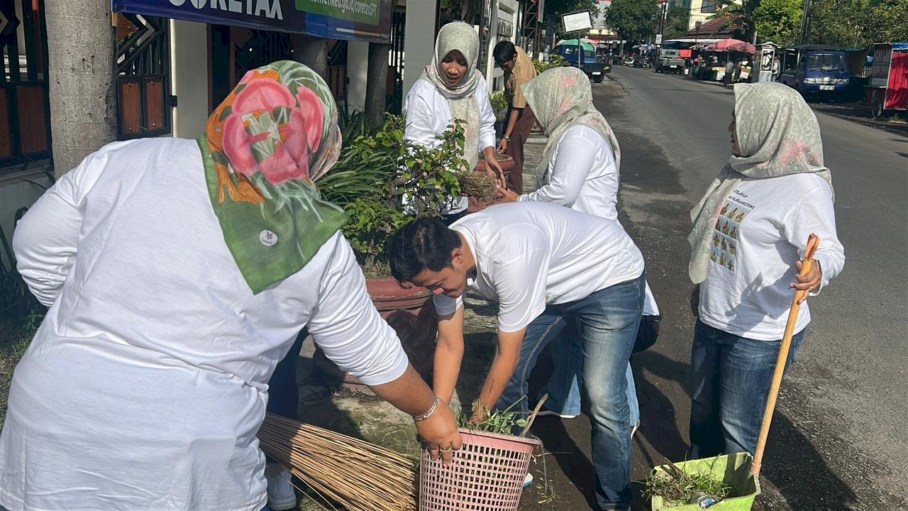DUKUNG PROGRAM NASIONAL KARANGDOWO ADAKAN  GERAKAN ASRI LINGKUNGAN KANTOR